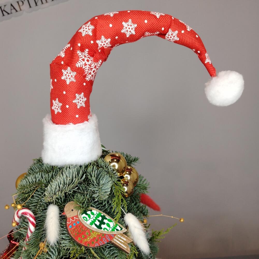 Нарядная ёлка в шапочке