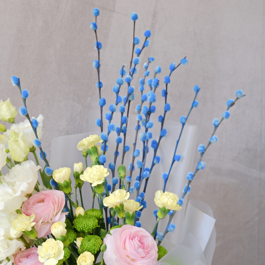 Букет на Пасху: голубая верба, эустома и ранункулюсы