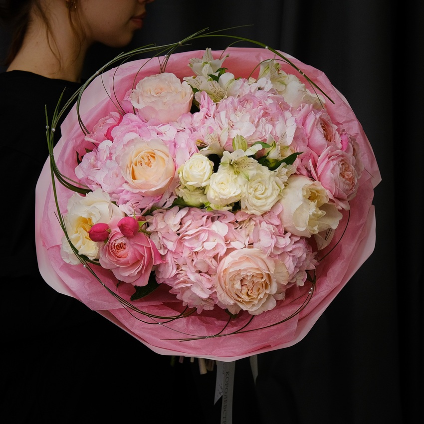 Круглый букет с гортензией и пионовидными розами "Нежность"