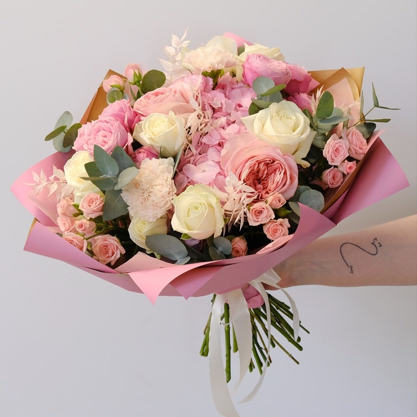 Гортензия и пионовидные розы в букете "Розовый закат"