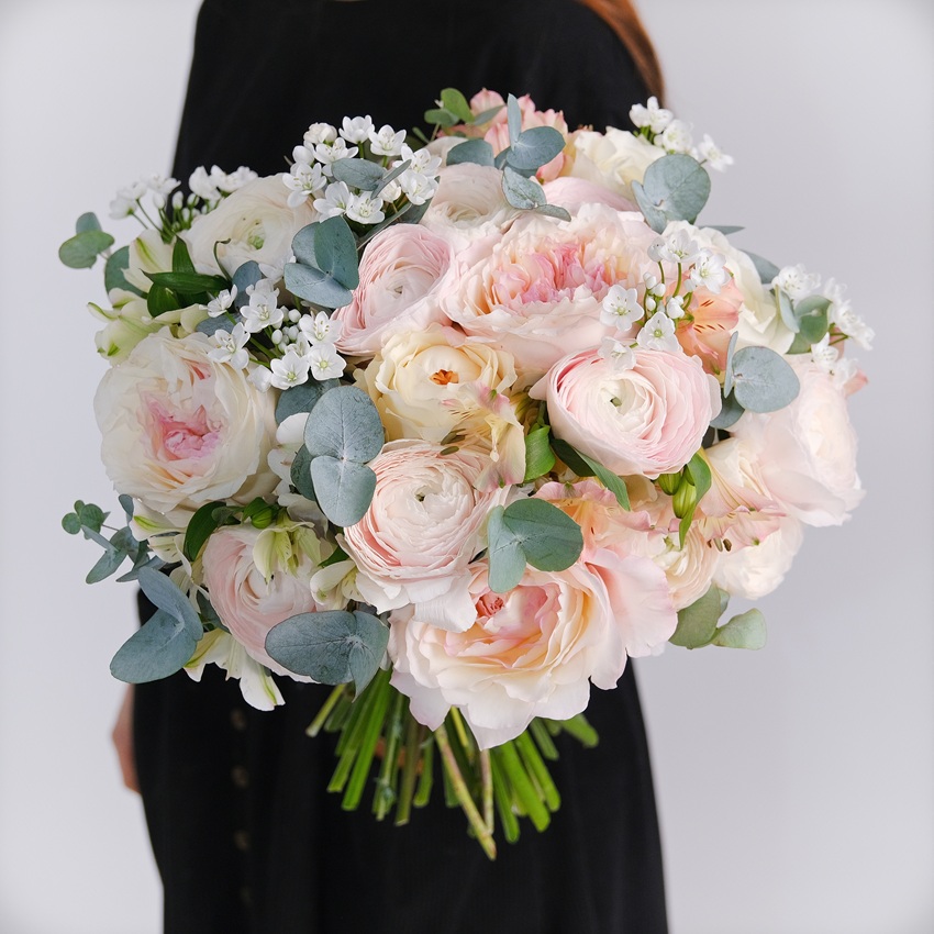 Ранункулюсы и пионовидные розы в букете "Тайная нежность"