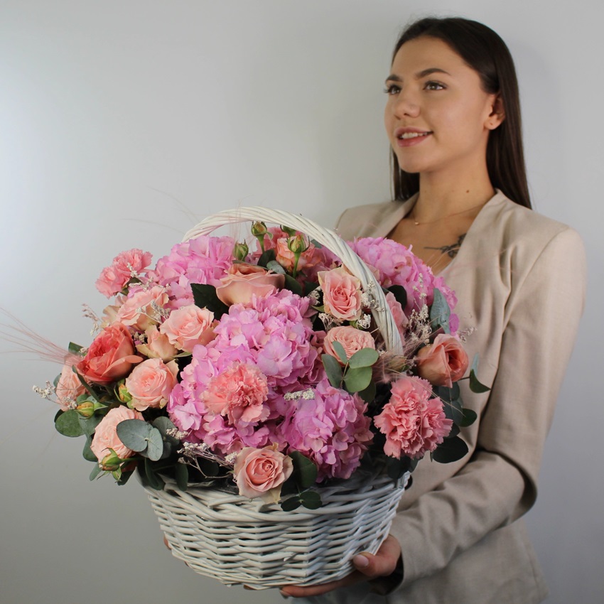Гортензия и пионовидные розы в корзине "Милашка"