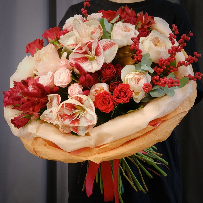 Амариллисы и пионовидные розы в большом букете "Испанский закат"