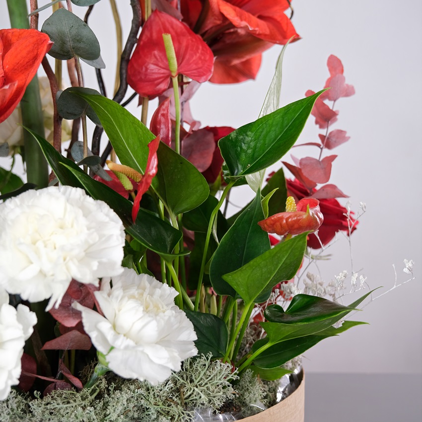 Амариллисы, антуриум и лотосы в композиции "Цветочное пламя"