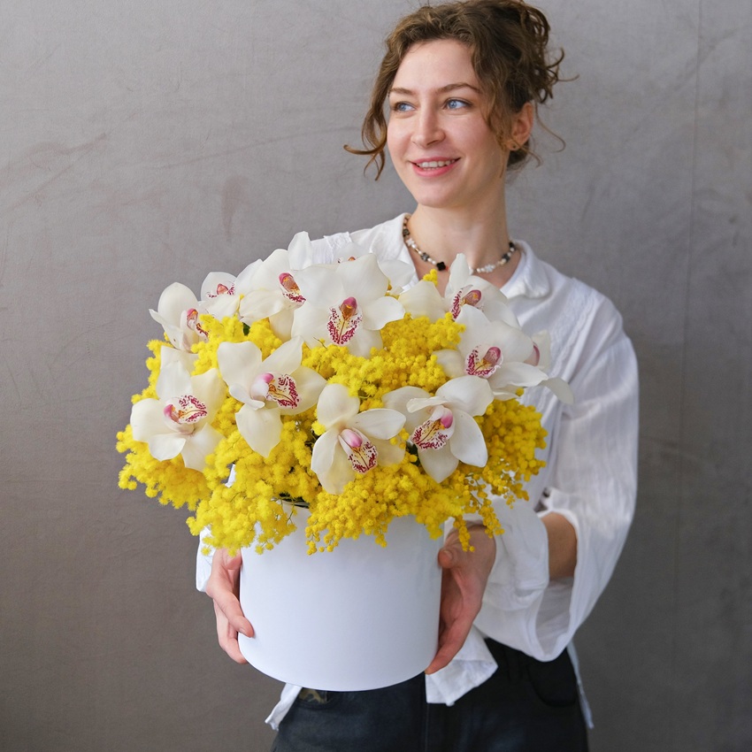 Белые орхидеи и ароматная мимоза в коробке "Медовая орхидея"