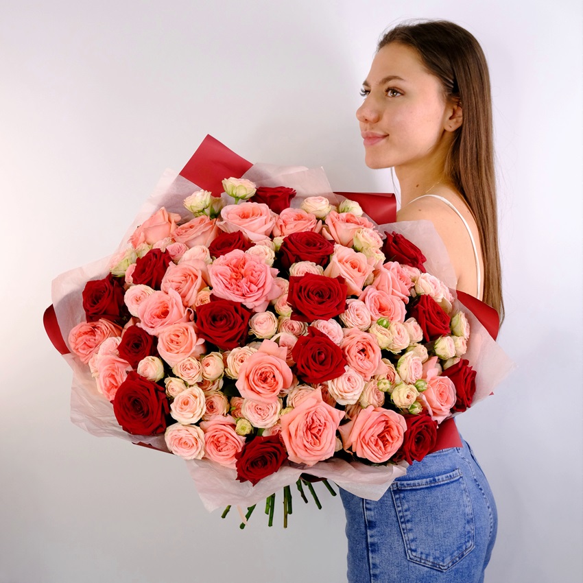 Кустовые и пионовидные розы в букете "Ассоль"