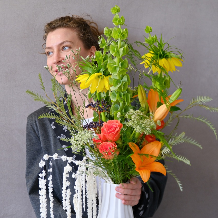 Букет в вазе. Фритиллярия, сочная зелень и пламенные розы "Медовый зной"