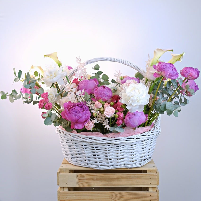 Пионы, каллы и розы в большой эффектной корзине "Букет Мечты"