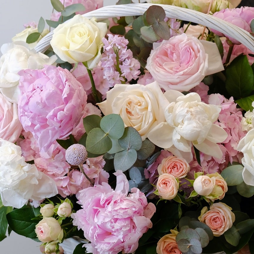 Пионы и ароматные пионовидные розы в корзине "Летний вайб"