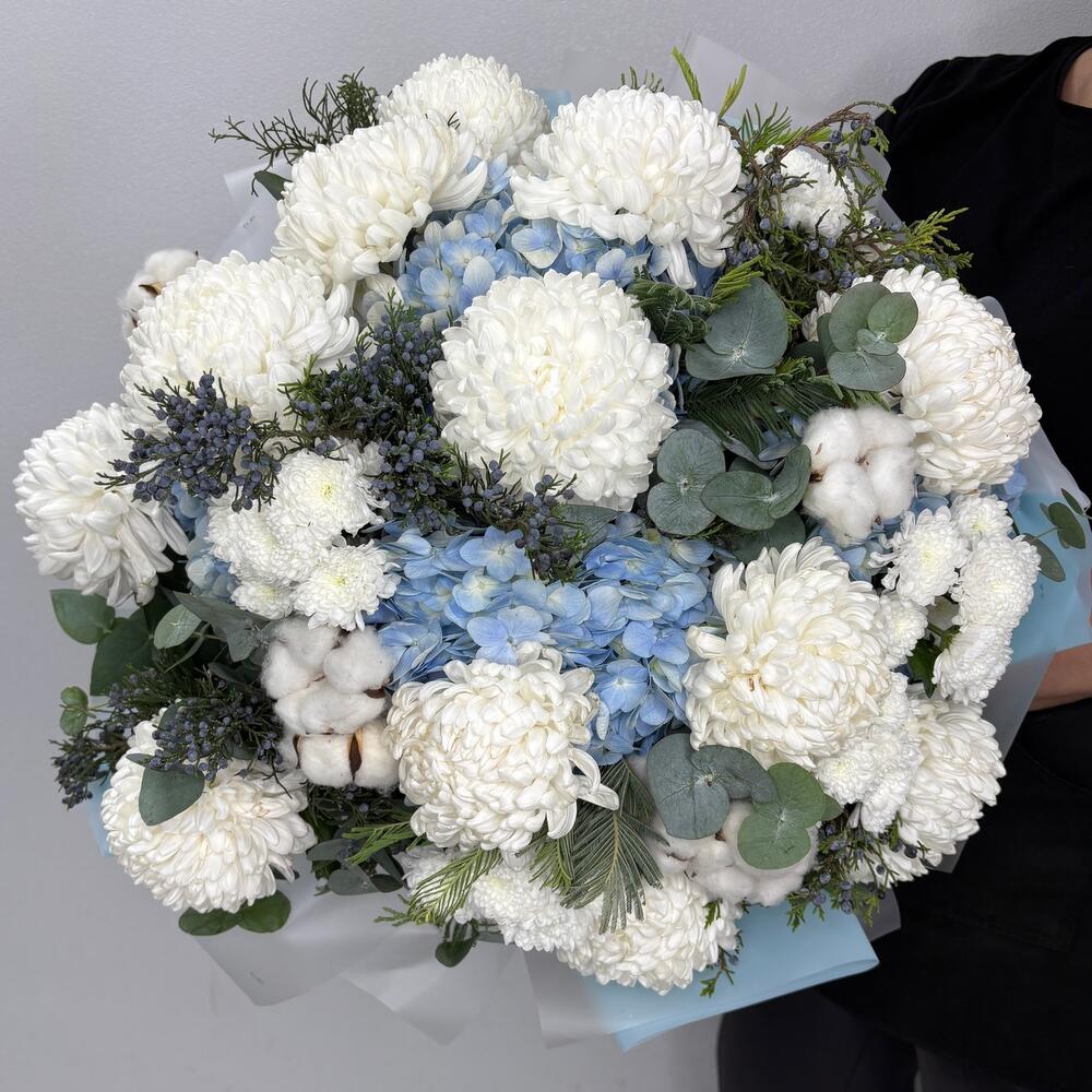 Белая хризантема и голубая гортензия в букете «Парящая нежность»