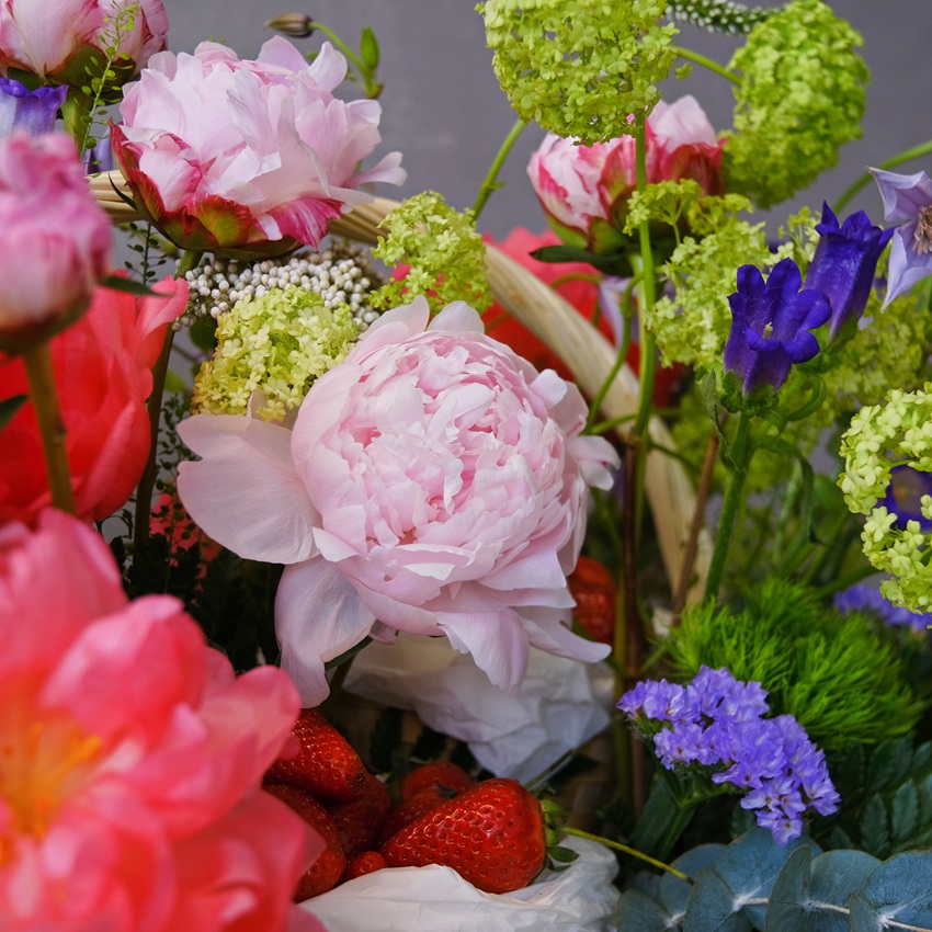 Коралловые и розовые ароматные пионы в летней корзине "Клубничное лето"