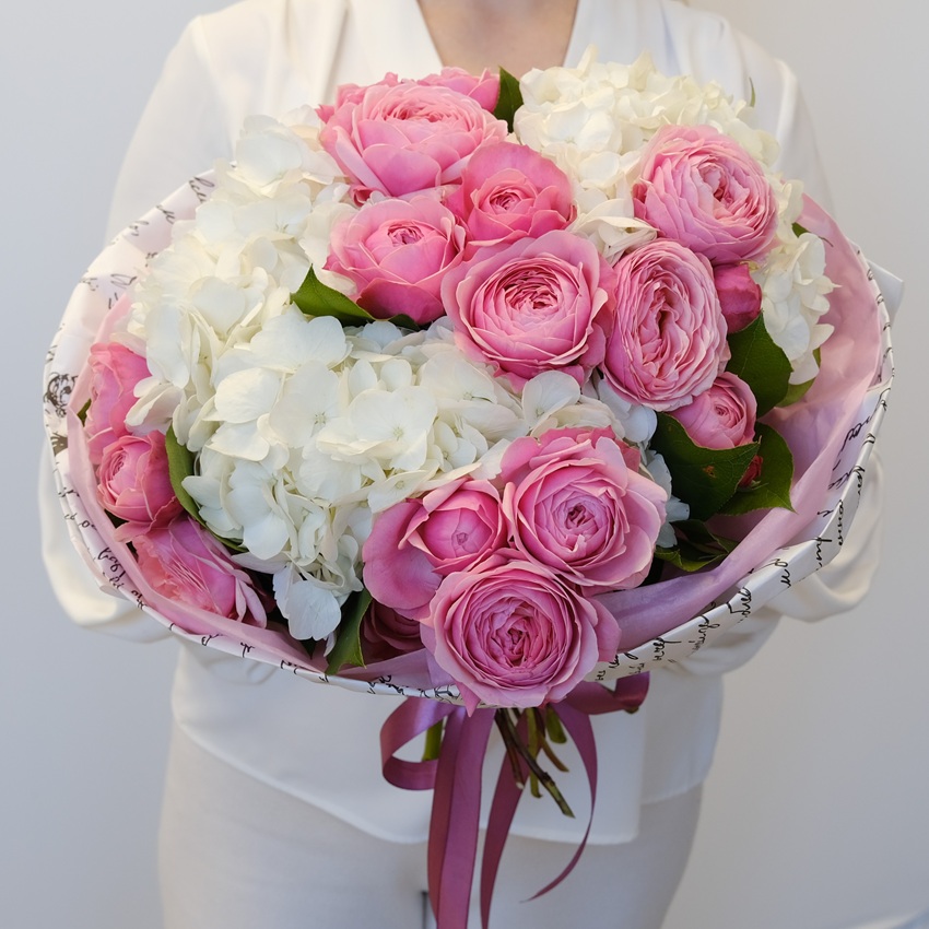 Пионовидные кустовые розы и гортензия в воздушном букете "Романтика в белом"