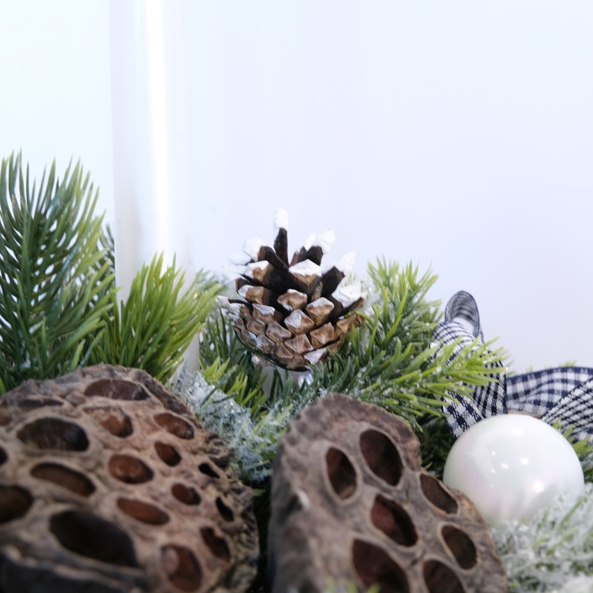 Новогодняя композиция в деревянном ящичке со свечами (искусственная)