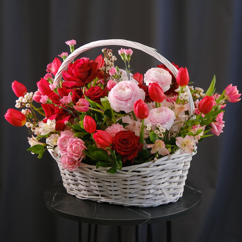 Тюльпаны и ранункулюсы в шикарной корзине "Опасная красота"