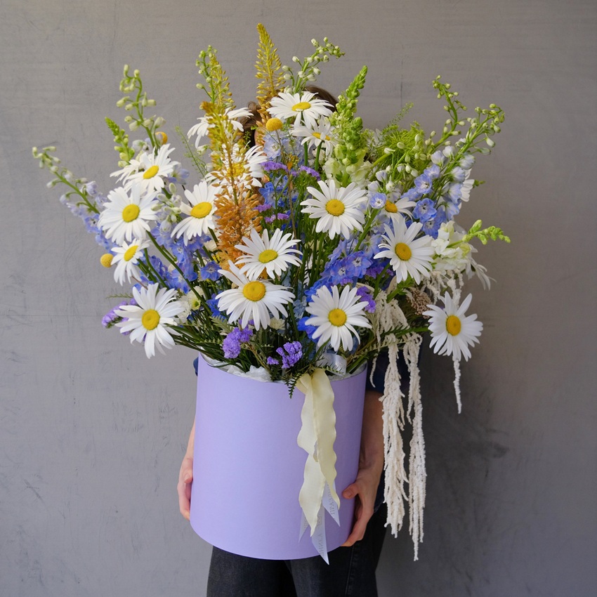Ромашки и дельфиниум в большом букете в коробке "Моя бесконечность"