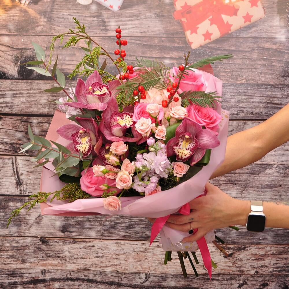 Орхидея и ароматные розы в зимнем букете