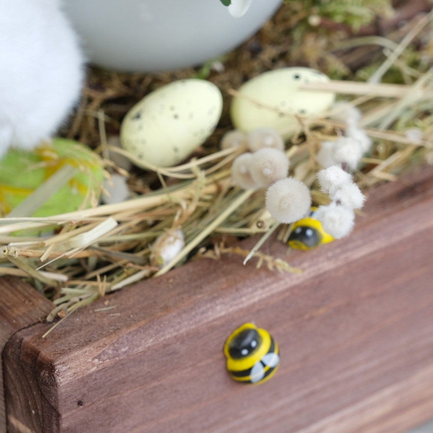 Композиция на пасху: яйцо с хризантемами и сувениром "Цыплёнок"