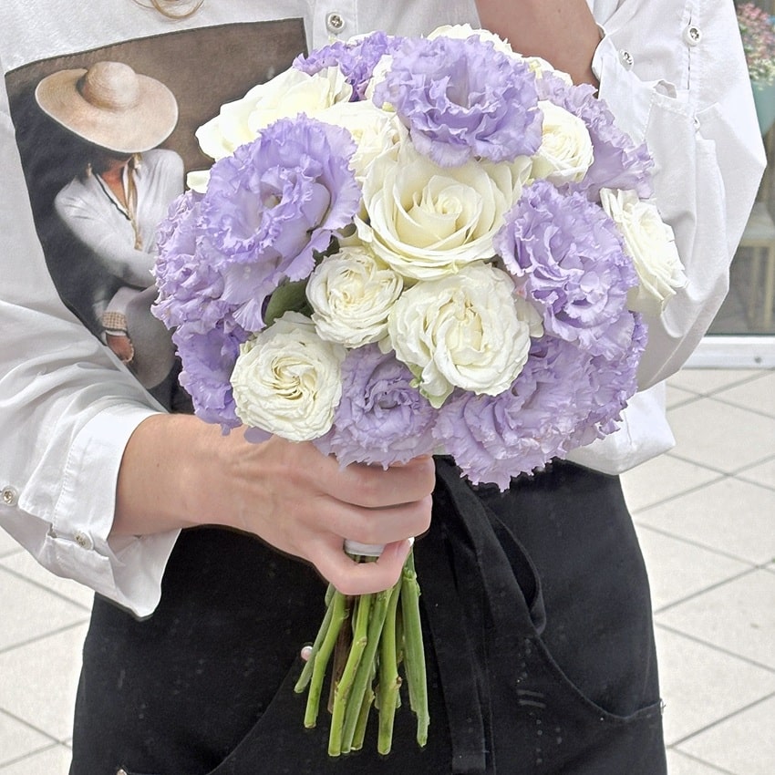 Букет невесты с эустомой и белыми розами "Сиреневый вальс"