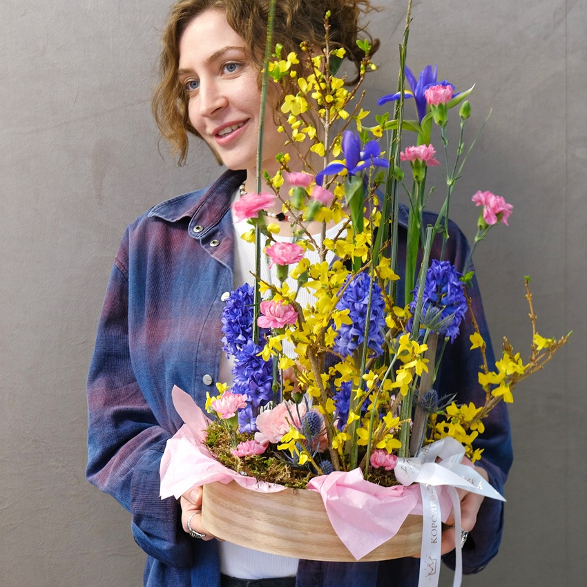 Гиацинты, ветки форзиции и ирисы в композиции в кашпо "Цветные сны"