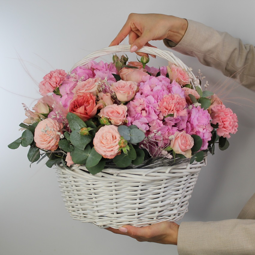 Гортензия и пионовидные розы в корзине "Милашка"