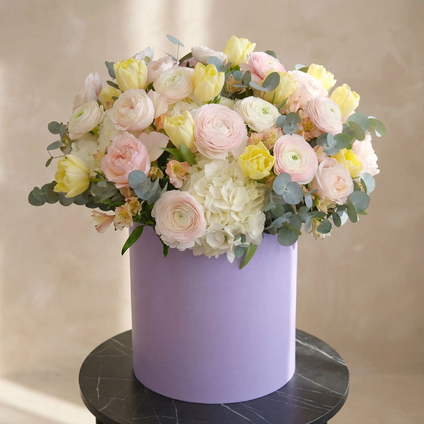 Ранункулюсы и тюльпаны в большом букете в коробке "Сад грез"