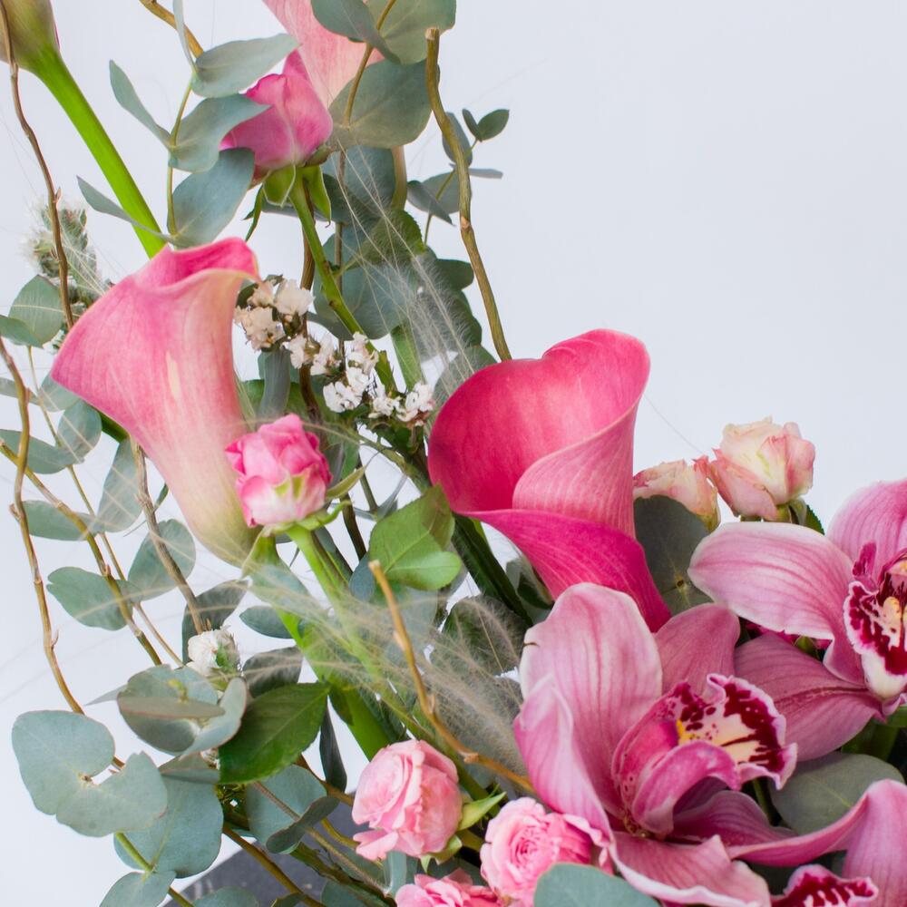 Интерьерная композиция с орхидеями и каллами в деревянном ящике