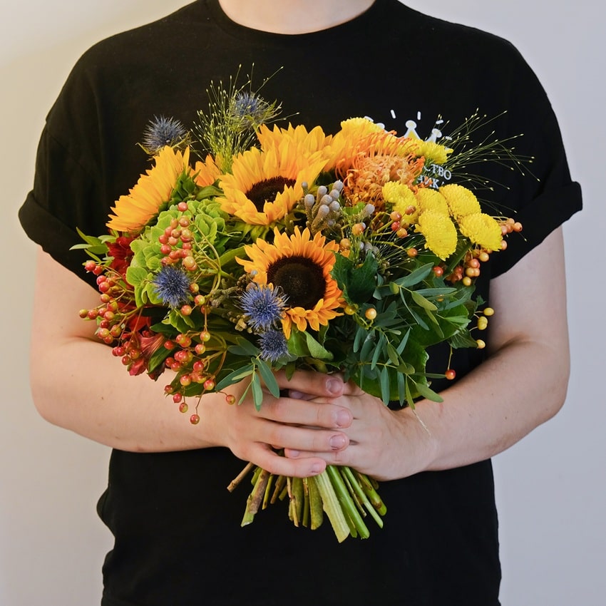 Подсолнухи, хризантема и ягоды в букете "Солнечный вальс"