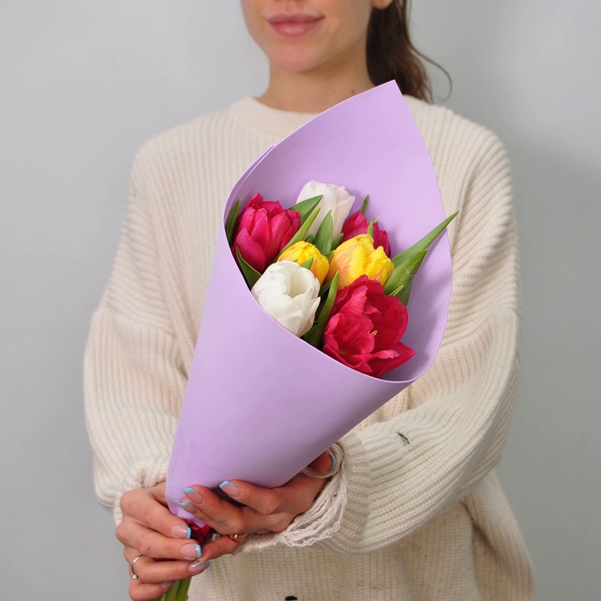 Букет из 7 тюльпанов в упаковке. Корпоративные подарки на 8 марта. Цена от 10 шт.