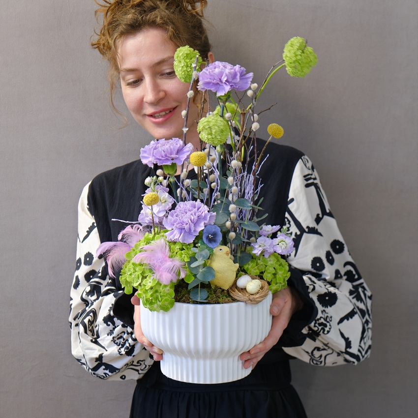 Композиция на Пасху: диантусы, гортензия и верба в стильном кашпо