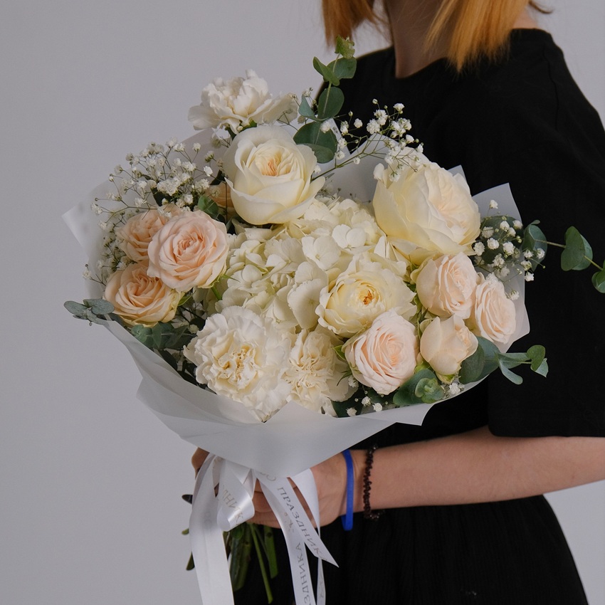 Пионовидные розы и белая гортензия в букете "Белоснежка"