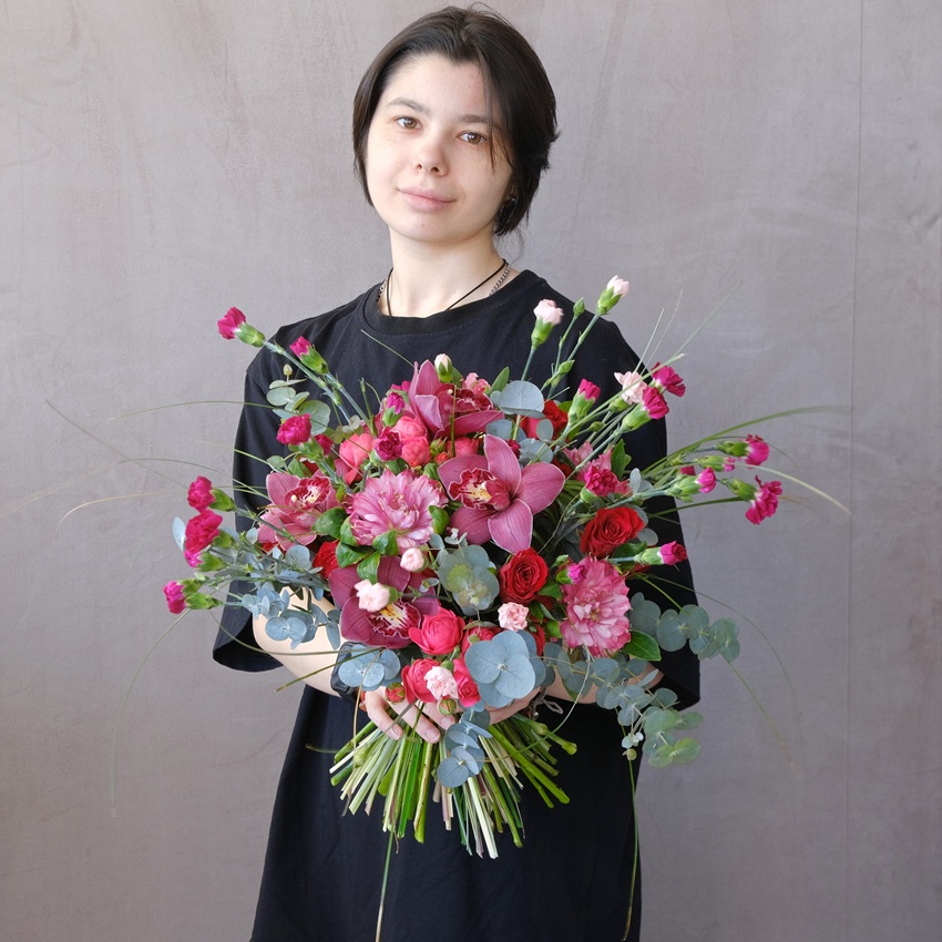 Бордовые орхидеи и альстромерии в садовом букете