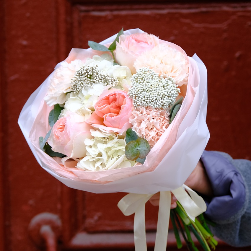 Пионовидные розы и гортензия в персиковом букете «Джульетта»