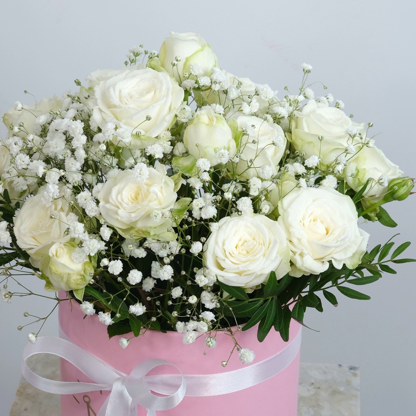Белые кустовые розы и гипсофила в коробочке "Нежное облачко"