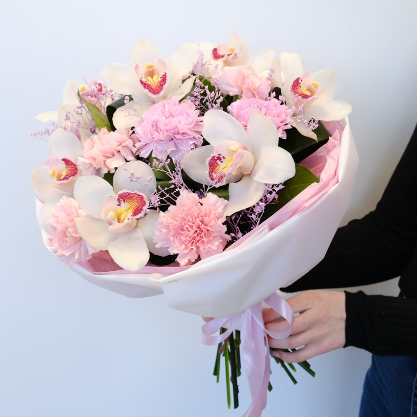 Орхидеи и пушистые гвоздики в букете «Изысканный дуэт»