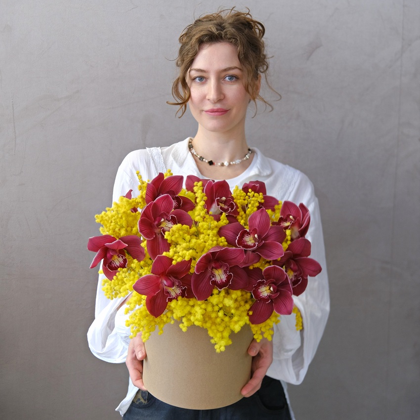 Бордовые орхидеи и ароматная мимоза в коробке "Медовая орхидея"