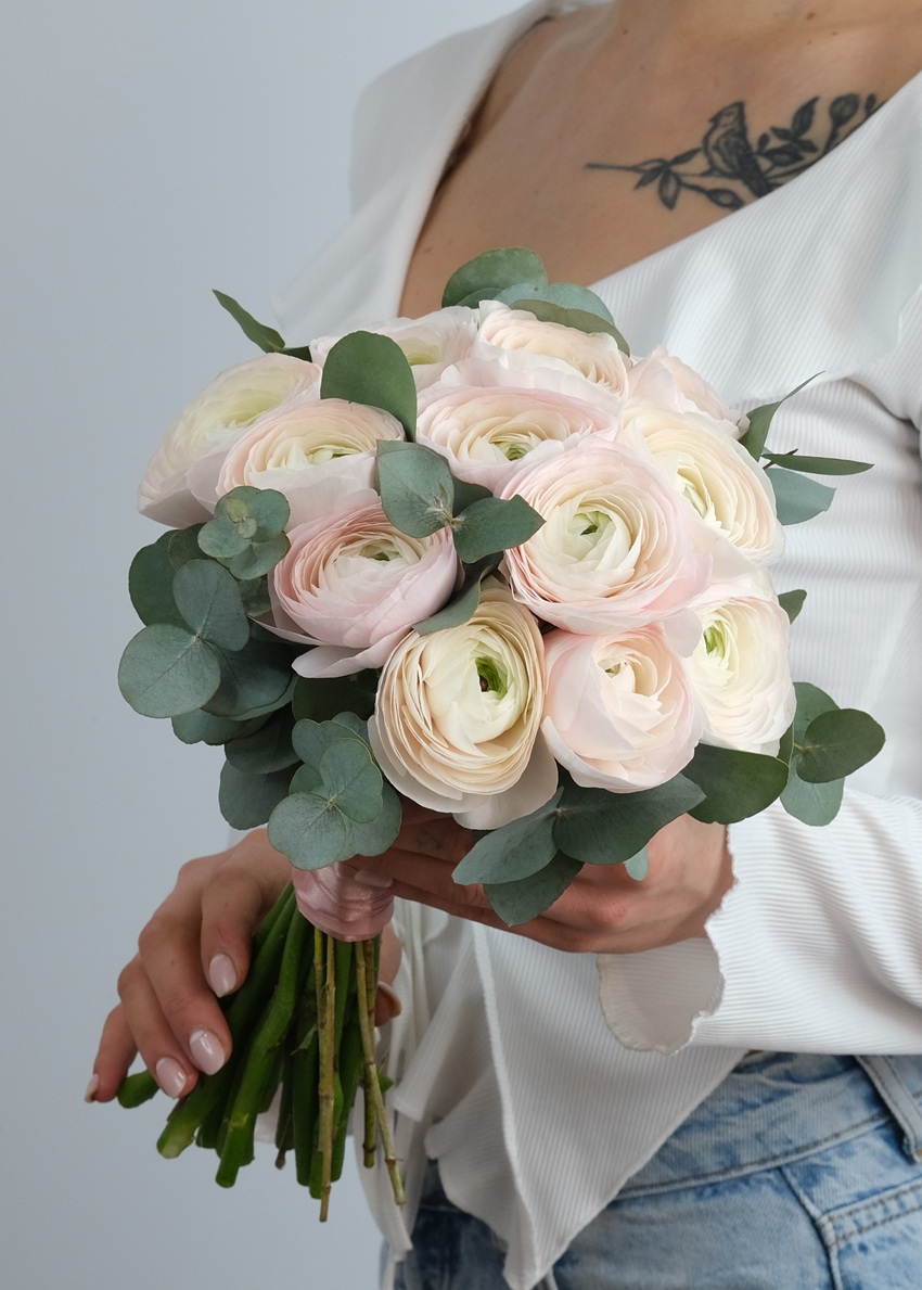 Букет невесты с ранункулюсами и эвкалиптом "Сладкий шёпот"