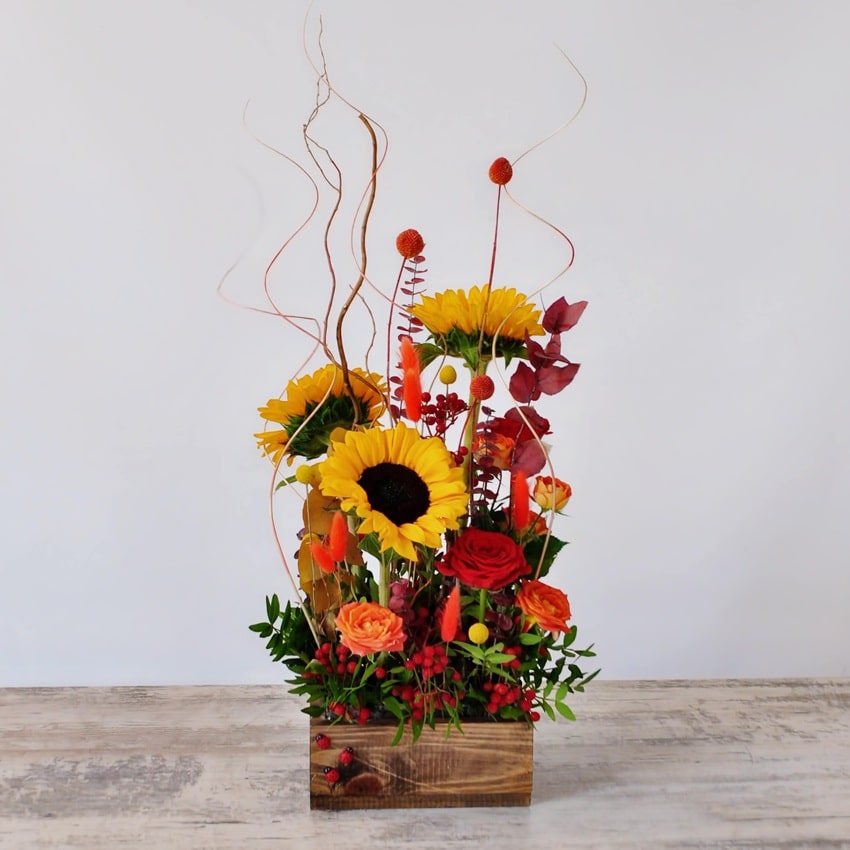 Интерьерная композиция с подсолнухами в ящике "Красочный натюрморт"