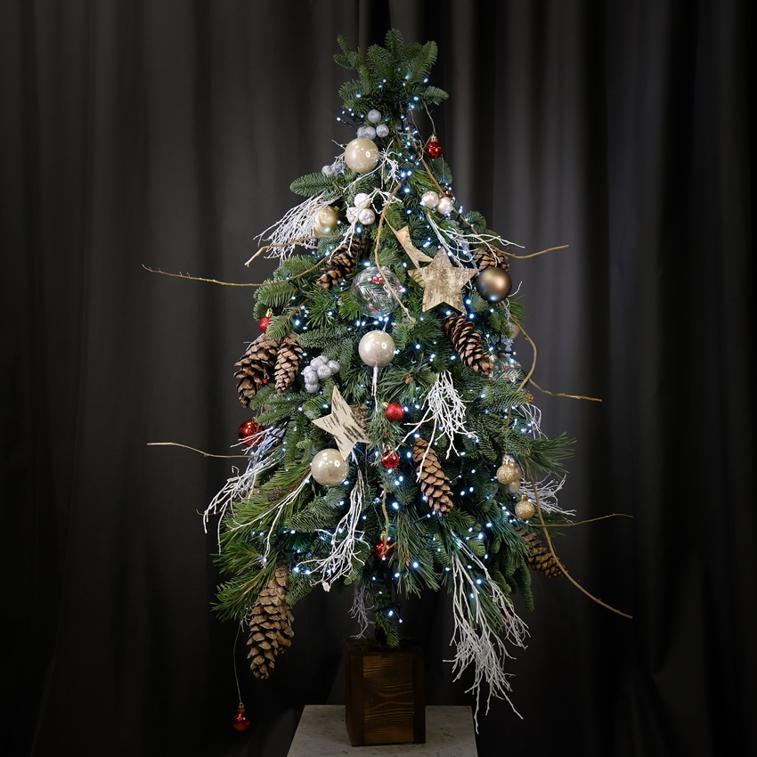 Ёлка из нобилиса и сосны в деревянном ящичке с декором, 120 см