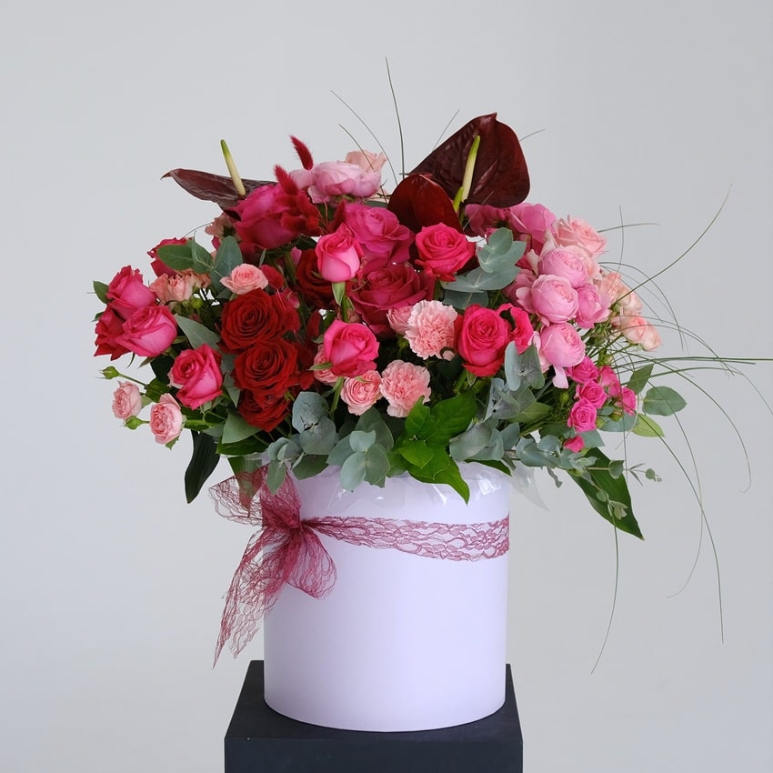 Антуриумы и розы в большом букете в коробке "Amour de Luxe"