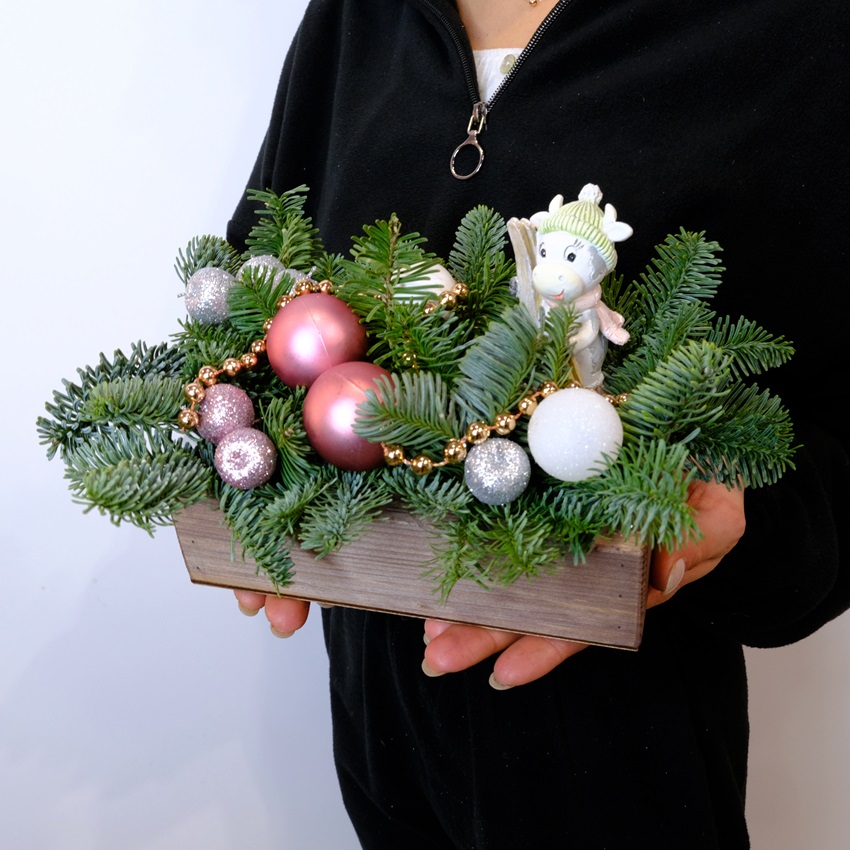 Новогодняя композиция с сувениром (в ассортименте)