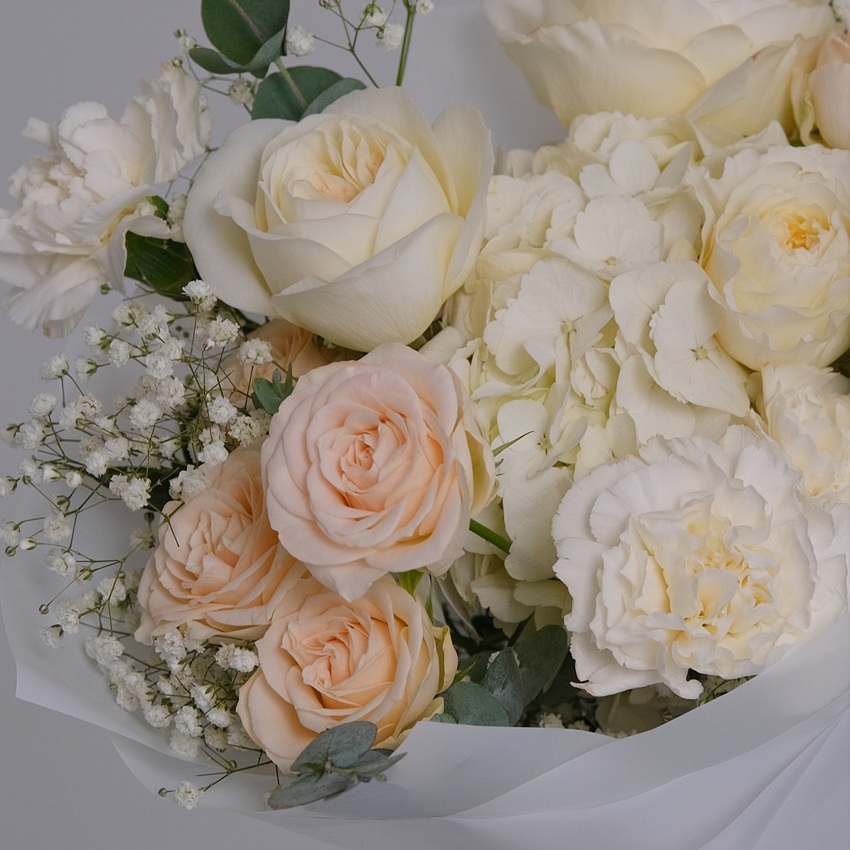 Пионовидные розы и белая гортензия в букете "Белоснежка"