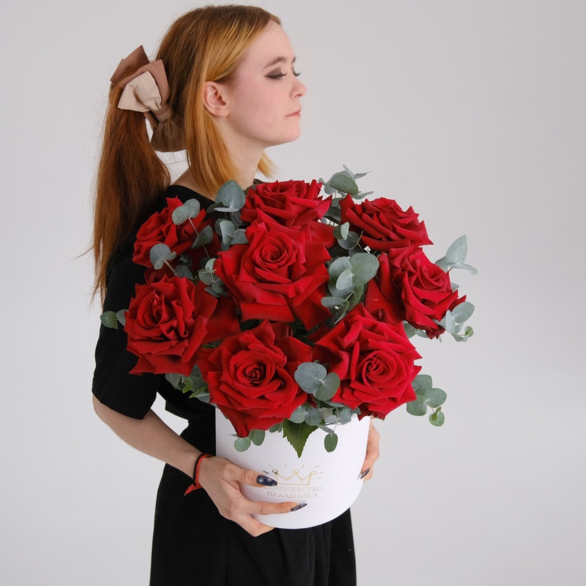 Французские розы в коробке с эвкалиптом, 9 штучек