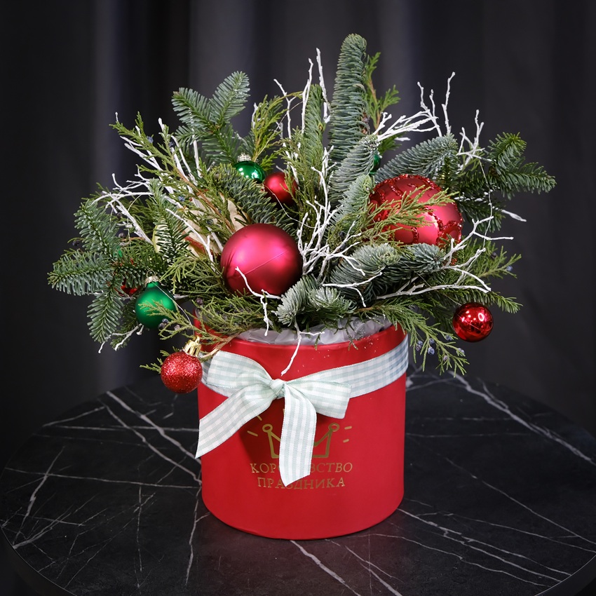 Нобилис в композиции в красных оттенках на новый год