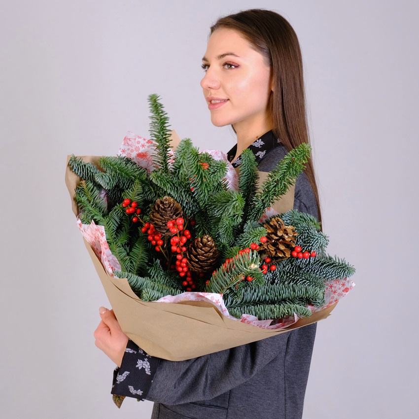 Нобилис, илекс и шишки в букете "Зимний минимализм"