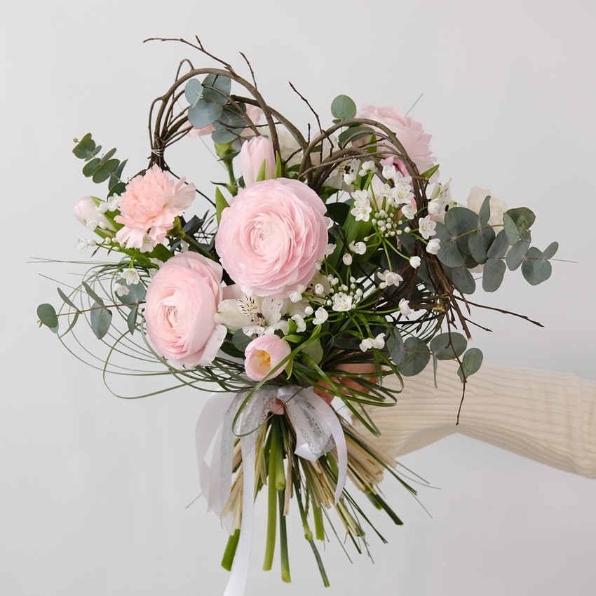 Ранункулюсы и тюльпаны в букете «Валентинка»