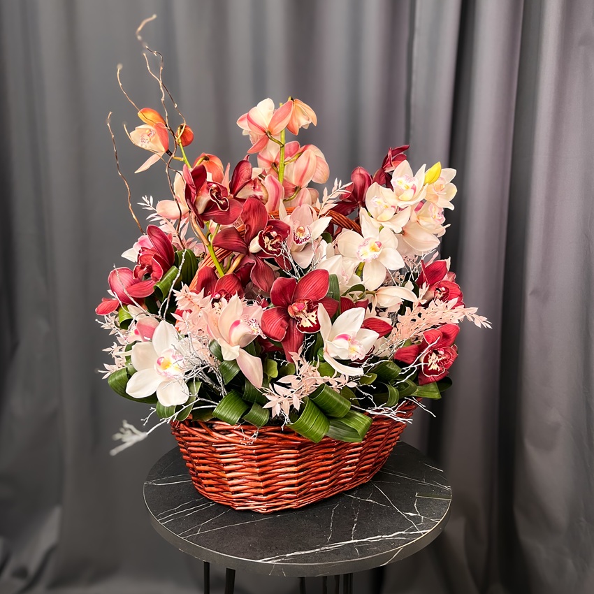 Орхидеи Цимбидиум в роскошной интерьерной корзине
