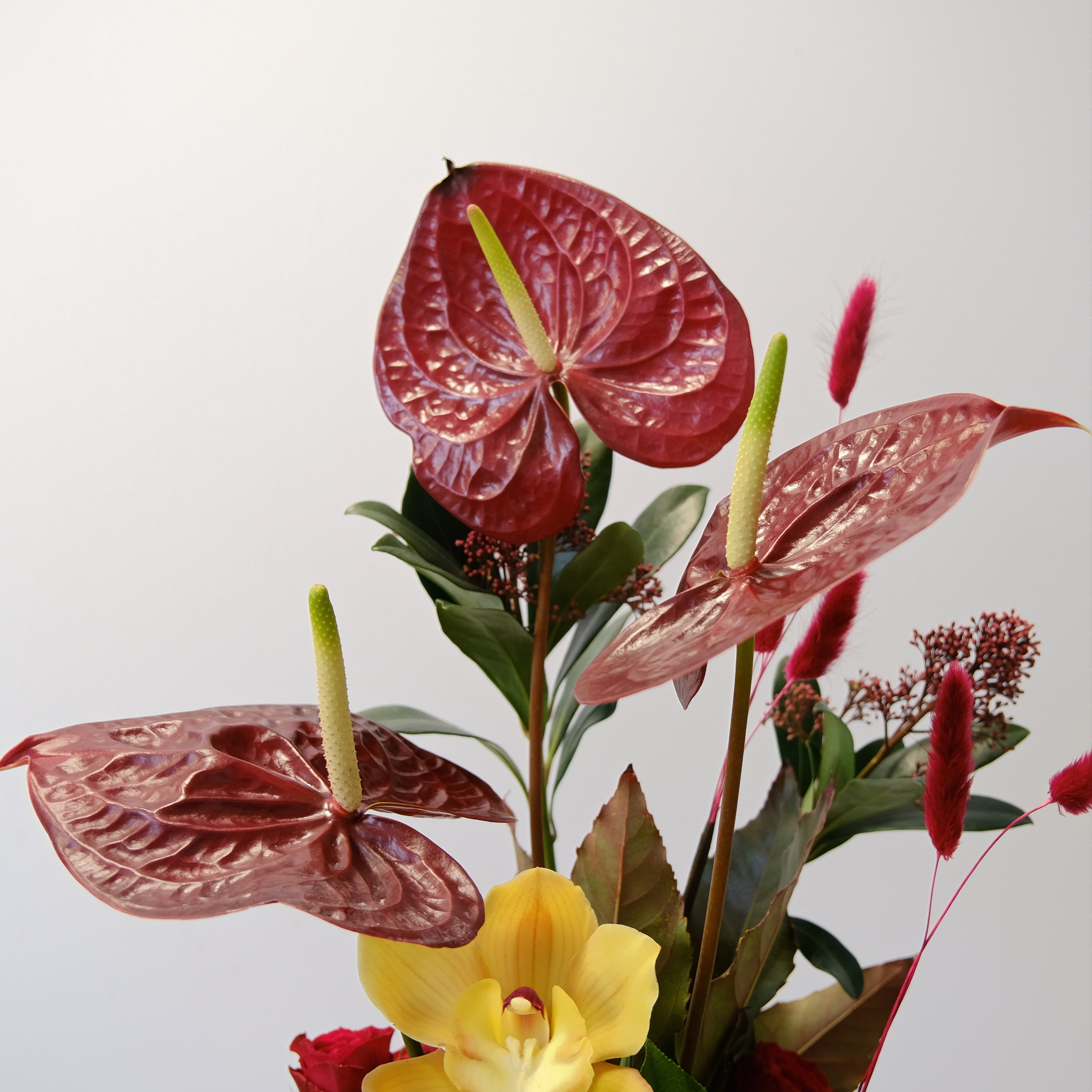 Антуриумы и орхидеи в интерьерной композиции в ящике