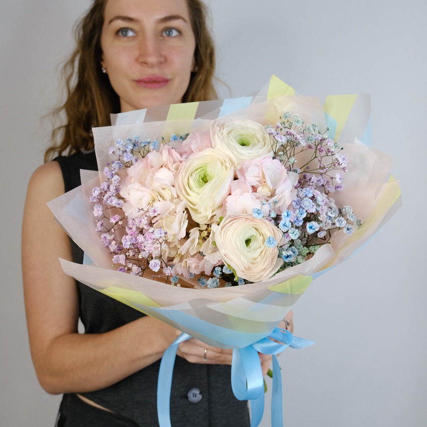 Ранункулюсы и гортензия в букете «Пируэт»