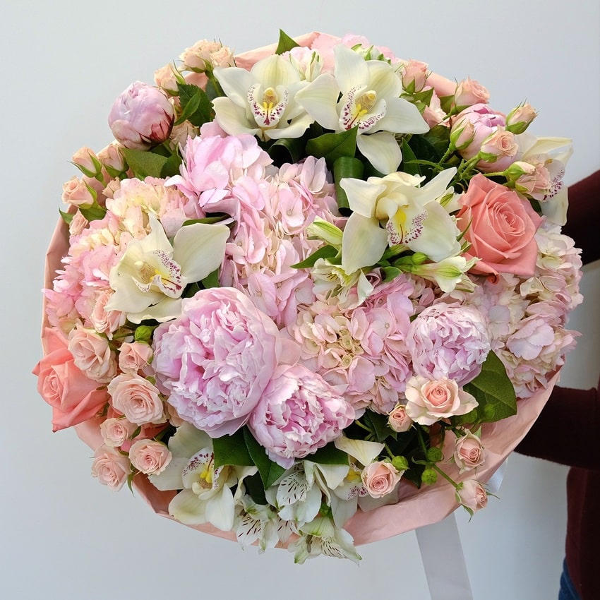 Пионы, орхидея и гортензия в большом пышном букете