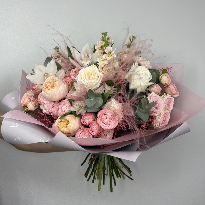 Букет с орхидеями и пионовидными розами "Нежный поцелуй"